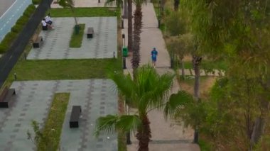 Antalya 'daki rıhtım boyunca sakin bir sabah koşusu yapan bir sporcuyu izleyin..