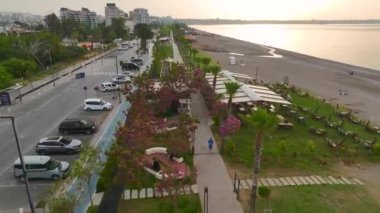 Antalya 'da deniz kenarında koşan bir sporcunun sakin bir sabah koşusunu izleyin..