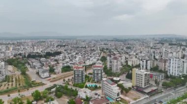 Antalya 'nın huzurlu sahil manzaralarının tadını çıkarın, parlak mavi suları ve yumuşak kumlarıyla.