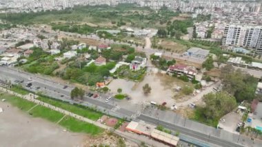 Antalya 'da güneşli bir günde pırıl pırıl Akdeniz suları olan güzel plaj manzaralarına bakın..