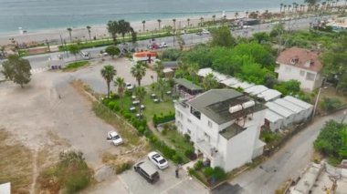 Sahildeki muhteşem oteli izleyin. Güzel okyanus manzarası ve doğrudan sahil ulaşımı sunuyor..