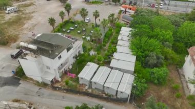 Plajda, palmiye ağaçları ve ışıl ışıl deniz manzaralı rahatlatıcı bir otel izle..