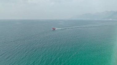 Antalya 'nın altın plajlarına ve açık gökyüzünün altında uzanan mavi denizlerine bakın..
