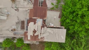 Doğa tarafından ele geçirilmiş terk edilmiş bir eve bakın. Yapısını bitkiler ve sarmaşıklar kaplıyor..