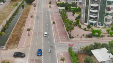 Antalya 'daki güzel Akdeniz kıyılarında triatlon yarışına hazırlanan bir bisikletçiye bakın..