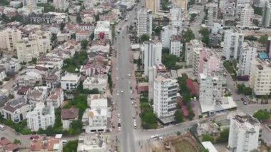 Antalya 'da manzaralı Akdeniz' de triatlon yarışı için ısınan bir bisikletçi görüyorum..