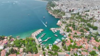 Güzel eski Antalya limanını seyret. Rıhtım turistik yatlarla dolu. Maceralara hazır..