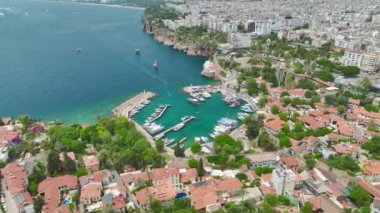 Antalya 'daki tarihi liman ve rıhtıma bakın. Gezileri bekleyen turistik yatlarla dolu..