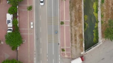 Antalya 'nın çarpıcı sahil şeridinde triatlon yarışına hazırlanan bir bisikletçiyi gözlemleyin..