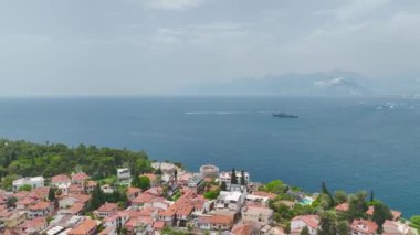 Antalyas 'ın eski bir kasabasında, arka planda dağlar ve Akdeniz ile çarpıcı bir uçuş izleyin..