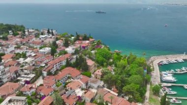 Antalya 'da turistlerin denizi keşfetmek için limana demirlediği manzaralı eski limanı izleyin..