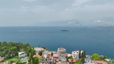 Antalyas 'ın eski kenti üzerinde nefes kesen deniz manzarası ve dağları çevreleyen manzaralı bir uçuşa bakın..