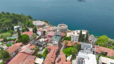 Antalyas 'ın eski kasabasında deniz ve dağların manzaralı nefes kesici uçuşunu izle..