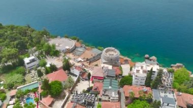 Akdeniz ve yüksek dağlar tarafından çerçevelenmiş Antalyas 'ın eski kasabasının çarpıcı hava manzarasına bakın.