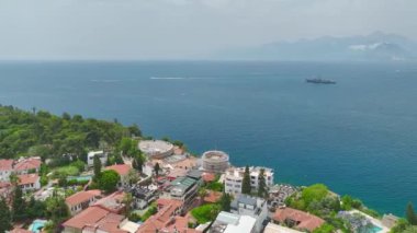 Antalya 'nın tarihi caddelerinin üzerinde süzül, Akdeniz ve görünürdeki uzak dağlarla..