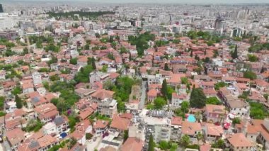 Büyüleyici eski Antalya kasabasının üzerinde süzül, Akdeniz ve dağlar bir zemin olarak.