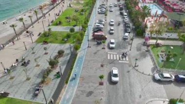 Aerial View 4K: Bisikletçi Deniz kenarındaki Bisiklet Yolunda Keyifli Yolculuk
