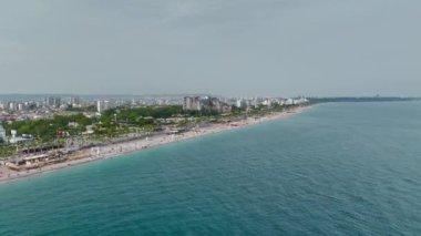 Güzel Antalya sahilini seyret berrak gök mavisi suları ve parlak, güneşli gökyüzü.
