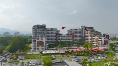 Antalya 'nın el değmemiş kumsalına bakın, berrak mavi sular güneşli gökyüzü ile buluşuyor..