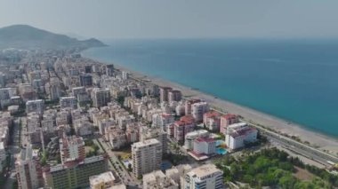 İnşaat işçileri metal demiri bükerek temel yapıyı hazırlıyorlar..
