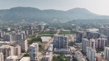 İnşaat alanında demirleri büken ve temeli kuran bir grup işçiye bakın..