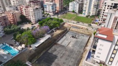 İnşaat ekibinin demirleri bükmesini ve bir sonraki aşamaya hazırlanmasını izleyin..