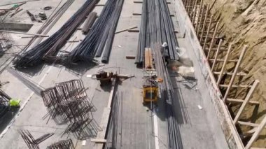 Demirleri büken ve inşaata zemin hazırlayan işçilere bakın..