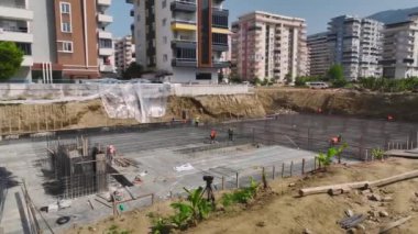 Demirleri şekillendiren ve yeni inşaat projesi için temel hazırlayan işçiler.
