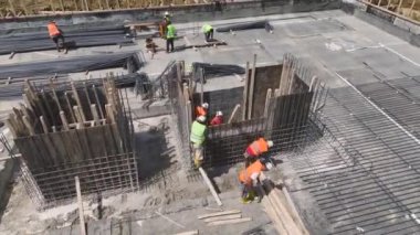 Demirleri şekillendiren inşaat işçilerini izleyin ve bir sonraki aşama için vakfı hazırlayın..