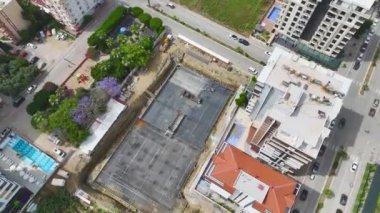 İnşaat işçilerinin metal demiri bükerek binanın temelini hazırladığını görün..