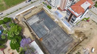 Büyük bir inşaat projesinde demir bükme ve temel kurulumunu izleyin.