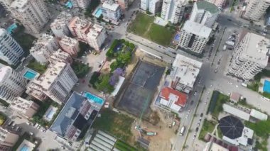 Mühendisleri ve inşaat işçilerini izle planlar üzerinde çalış ve inşaat alanında proje görevlerini tartış.