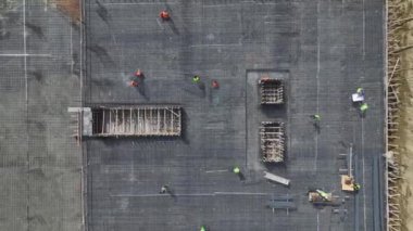 Beton döşeme ve metal takviyesi ile temel inşaatına dikkat edin.