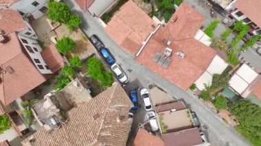 Antalya 'nın tarihi sokaklarında koşan bir sporcunun sabah antrenmanını izleyin..