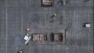 Büyük bir inşaat sahasına metal ve beton dökme sürecine dikkat edin.