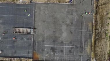 İnşaat sürecinin bir parçası olarak bölgede beton döken ve metal yapılarla uğraşan işçiler.