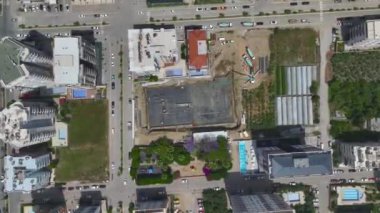 Beton döken ve metal yapıları yerleştiren inşaat ekibine dikkat edin..