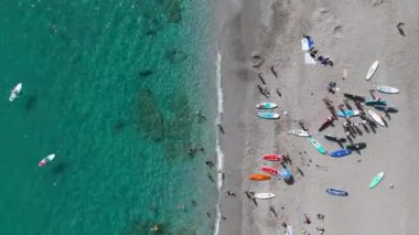 Aerial View 4K: Yazın ilk gününde Açık Deniz 'de grup Paddleboard' u