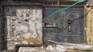İnşaat işçilerinin temeline hızlı bir beton dökümüne dikkat edin..