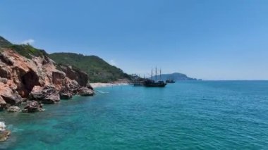 Sıcak yaz güneşinin tadını çıkaran, açık denizde kürek çeken bir grup insan görüyorum..