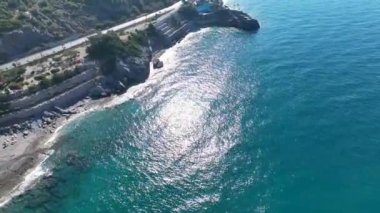 Açık Akdeniz 'de insanlarla dolu eğlenceli bir raket festivali izleyin