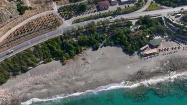 Turkuaz bir Akdeniz gölünde insanların kürek çektiği, güldüğü ve rahatladığı bir raket festivali izleyin..