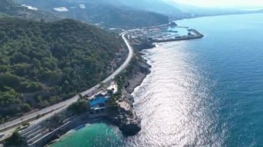 Açık Akdeniz 'de insanların turkuaz suların keyfini çıkardığı eğlenceli bir raket festivali izleyin..