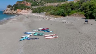 Açık denizde eğlenceli bir raket festivali seyredin. İnsanlar gölün berrak turkuaz sularının tadını çıkarıyorlar..