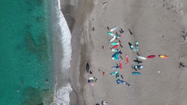 Güneşli bir yaz gününde Akdeniz 'in turkuaz gölünde eğlenen raketçilere bakın..