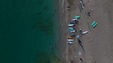 Yazın ilk gününü bir turkuaz gölünde raket festivali ile kutlayan bir grup arkadaşı görün..