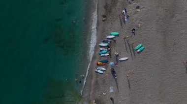 Akdeniz gölünün sakin turkuaz sularında kürek çeken bir grubu izleyin..