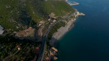 Akdeniz 'in turkuaz sularında kürek çeken ve eğlenen insanları izleyin..