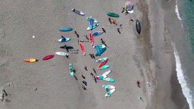 Bir Akdeniz gölünün sakin sularındaki yaz festivalinde kürek çekenleri seyredin..