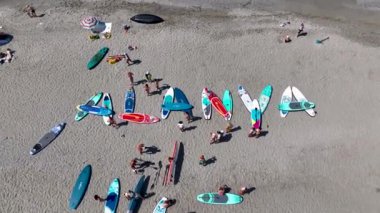 Bir yaz günü Akdeniz 'deki bir gölün turkuaz sularının tadını çıkaran bir grup raket görün..